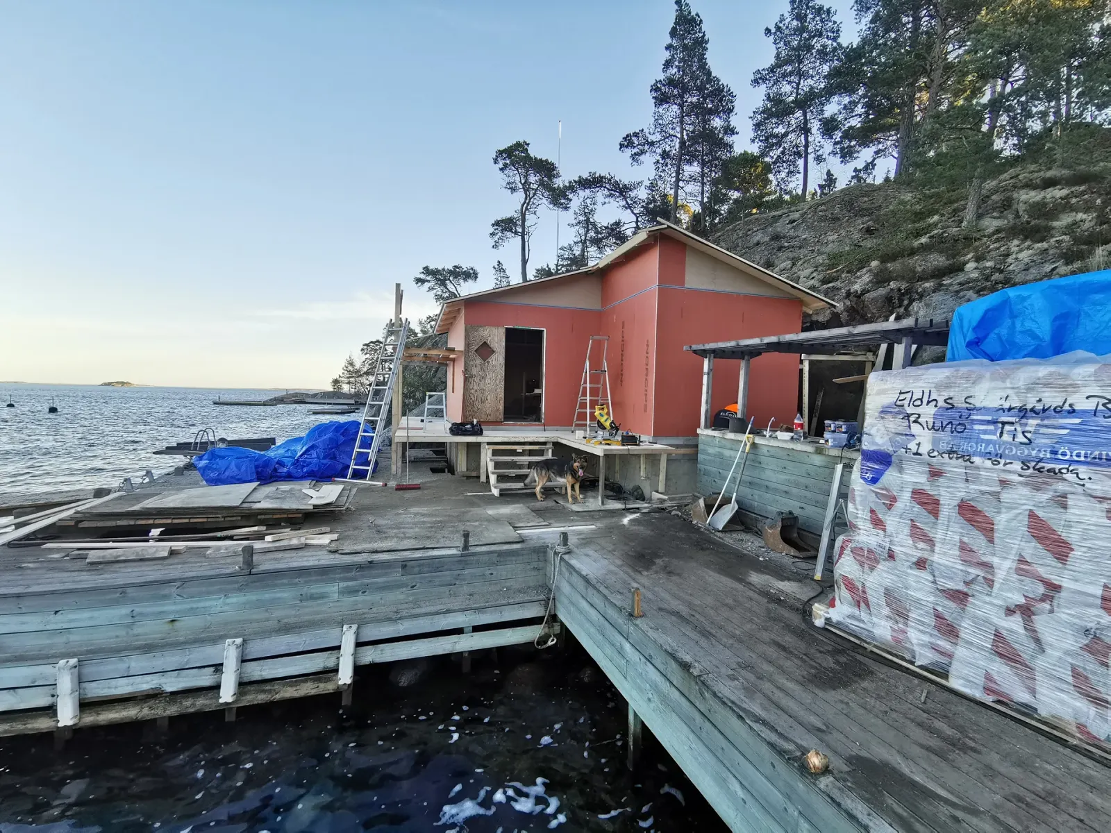Nybyggd punchveranda i trä med utsikt över skärgården