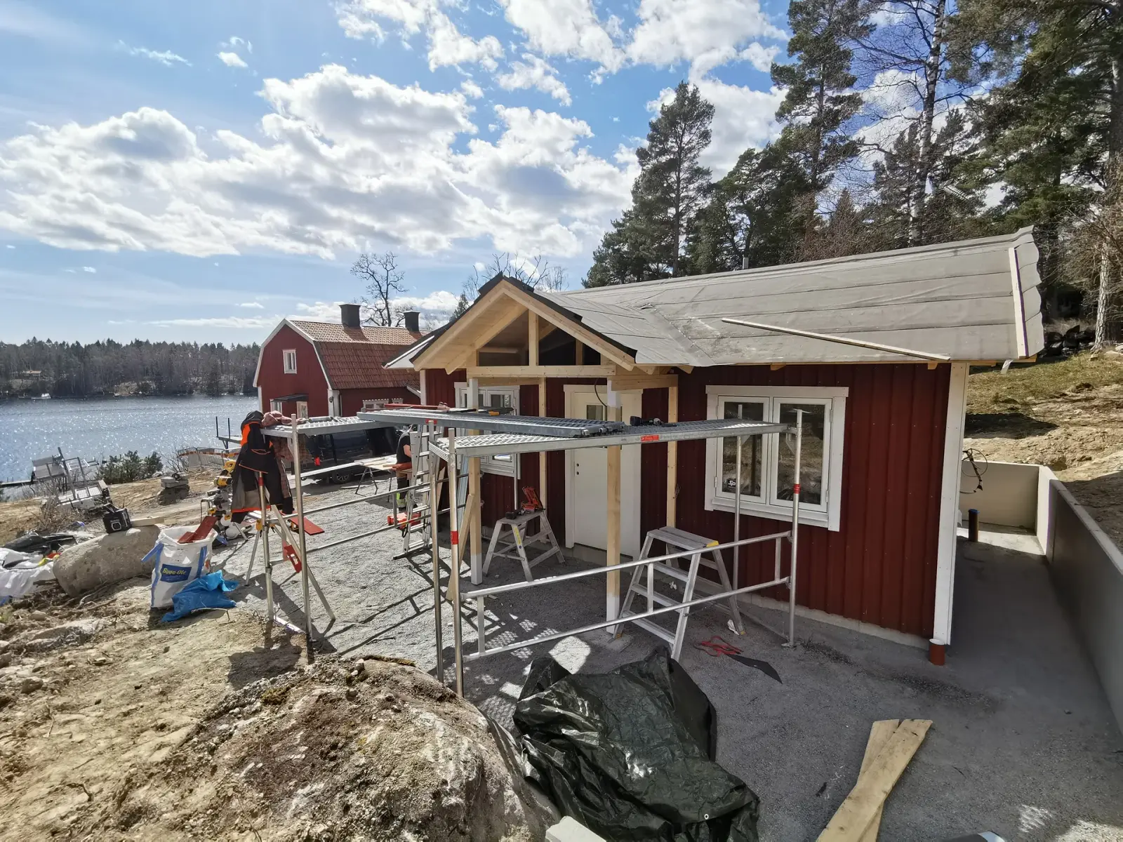 Nybyggd punchveranda i trä med utsikt över skärgården