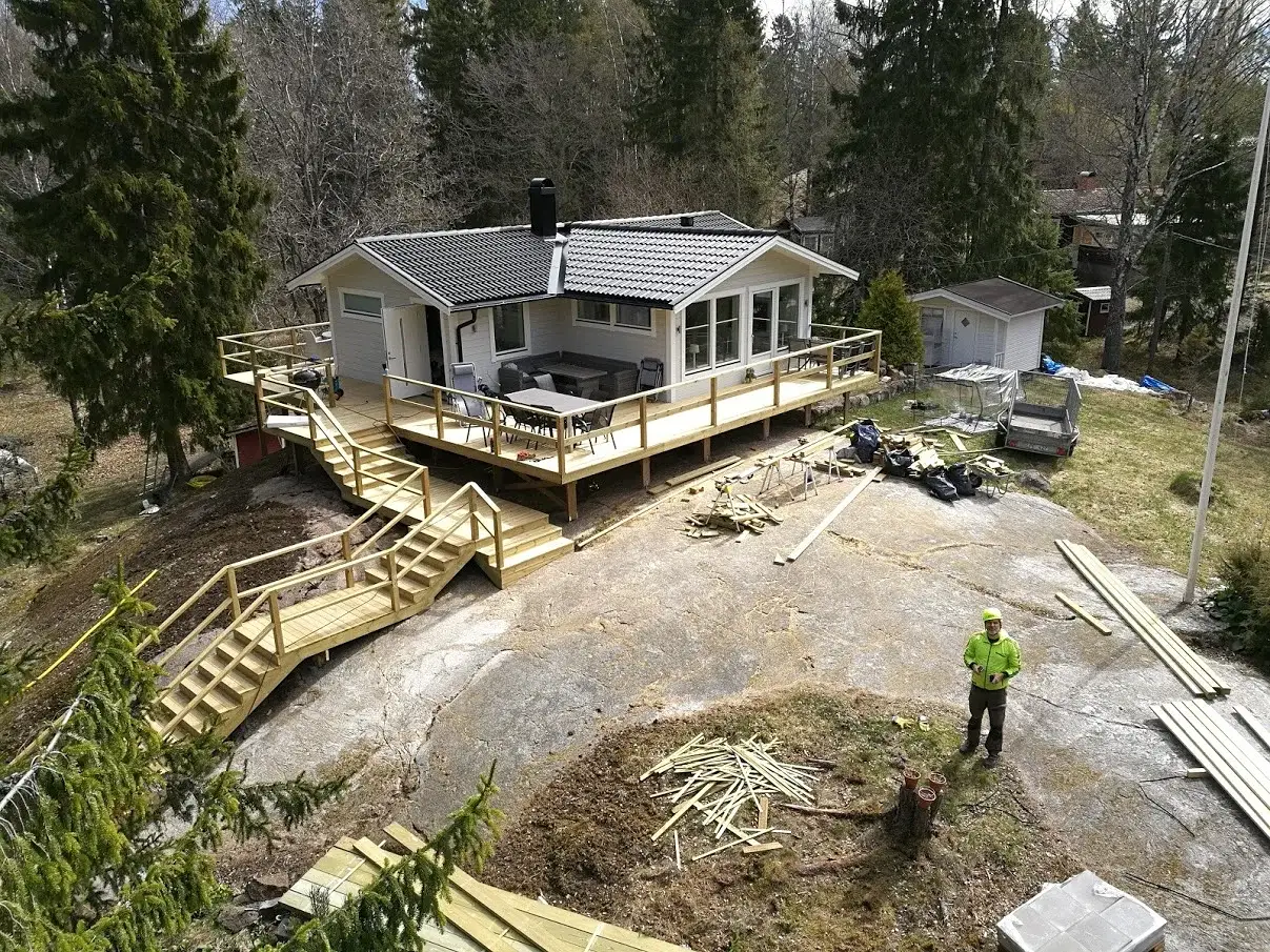 Arkitektritad trä och stålkonstruktion i lösvirke